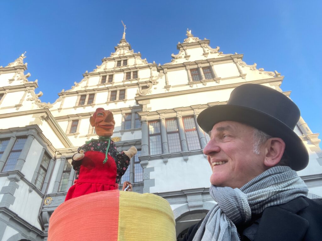 Individuelle Stadtführung mit Handpuppe am Rathaus