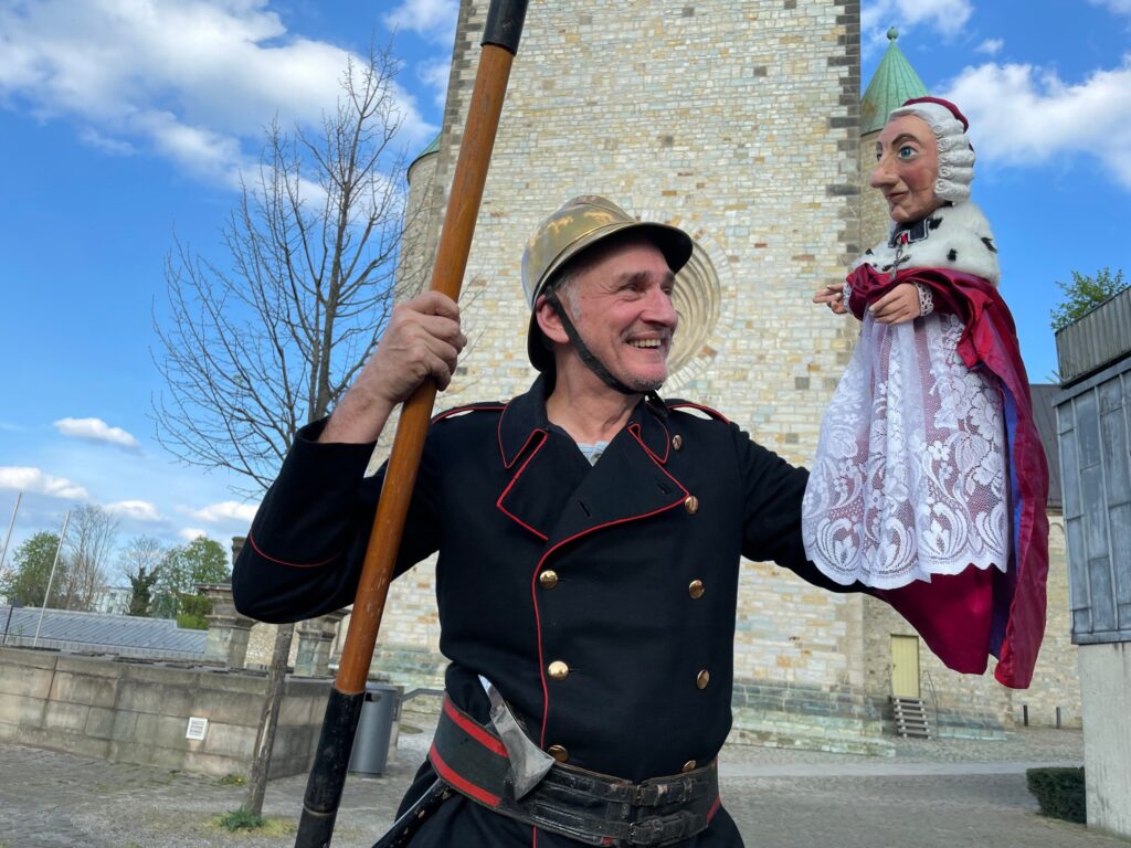 Feuerwehrmann und Fürstbischof vor dem Paderborner Dom